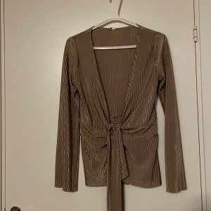 Blus  - Säljer en elegant blus från Chiara forthi, den är i färgen Roséguld. Den är i toppen skick!