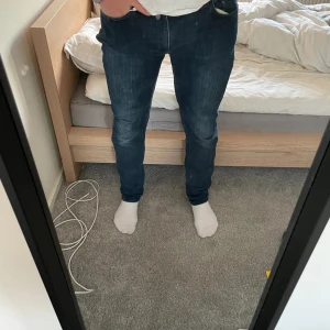 Nudie Jeans - Nudie Jeans i modellen Lean Dean, ganska lik ”Grim Tim”. Skicket är 9/10. Jag är 185 cm och väger 78 kg. Tveka inte vid frågor. Pris går att diskutera