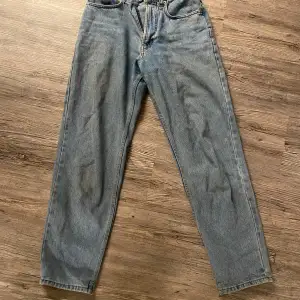 Blå jeans från davy’s jeans i mom-jeans modell. Sitter tight vid midja och rumpa för att sedan sitta lösare och sluta åt lite precis längst ner. Ingen storlek men uppskattar till 34. Passar mig perfekt som är 160.