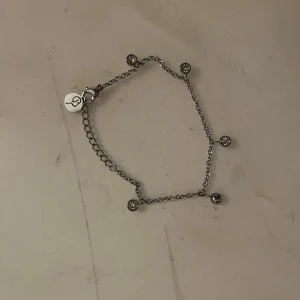 Edblad armband  - Fint armband från Edblad i silver med små stenar, säljer pga att jag inte använder silversmycken. Fint skick!!