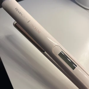 Remington Plattång - Plattång från remington. Fungerar jättebra, upp till 230 grader. Knappar på sidan för att höja eller sänka temperaturen.