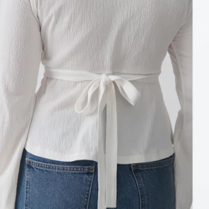 Knyt topp/tröja - Från Gina tricot sen är super fin och använd endast två gånger! Inga defekter eller fläckar som ny i storlek XS. Vid fler frågor skriv privat. 299 i nypris.🫶