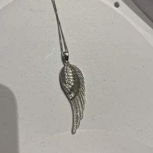 Sliver halsband - Säljer detta vinghalsband ja köpte på nån random ställe i Danmark.💘