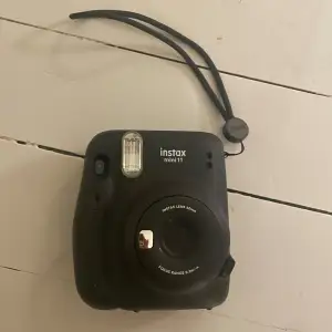 Instax mini 11. Haft den ett bra tag, men inte använt så mycket.  