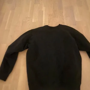 Supreme tröja L - Säljer nu denna tröja pga den är för stor för mig. Supreme tröja med 7,5/10 slick 