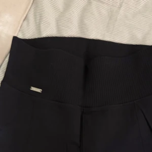 Träningstights - Tights från Aimn sportswear, i fint skick, nätaktiga längst ner 