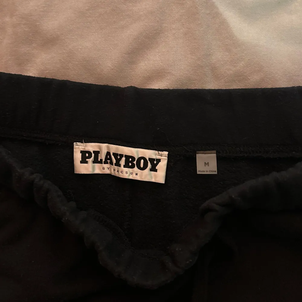 Säljer Playboy mjukisbyxor, då jag inte använder dom längre, storlek m passar även s. . Jeans & Byxor.