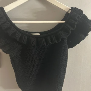svart stickad tröja - säljer denna superfina kortärmade stickade tröjan. Den är köpt ifrån h&m och är i strl xs. Skriv privat om ni har någon fråga💞