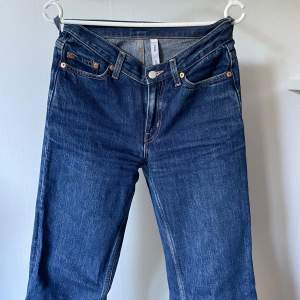 Weekday jeans i modell Twig Lågmidjade och straight 