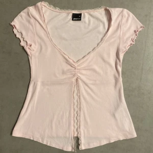 Gina topp - Säljer denna trendiga topp från Gina Tricot, aldrig använd. Klicka gärna på köp nu, skriv för frågor eller intresse❤️