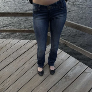 Jeans från Authentic Denim - Midjemått rakt över: 36 cm Innerbenslängd: 82 cm Modellen är 169 cm lång