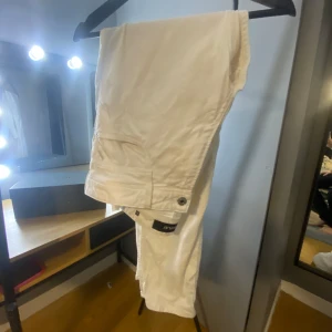 Replay jeans  - Storlek 34. Använda Max 2 gånger. Inga fläckar eller något. Så nyskick. Tvättas självklart innan jag skickar dom. Skriv för mer frågor och bilder!