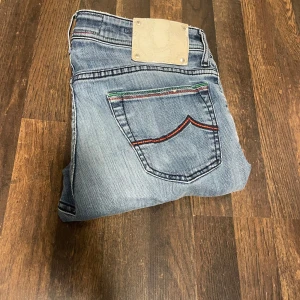 Jacob Cohën 688 - Tjena säljer nu mina cohën jeans, style 688 som sitter slim samt att det är en flag modell. Italienska flaggan på samtliga sömmar. Storlek 32 sitter tts. Skriv om frågor finns eller andra funderingar.