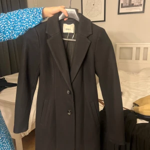 Svart kappa  - Säljer denna fina kappa från Only i storlek xs. 