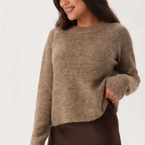 Stickad tröja  - Säljer min bruna stickade tröja i storlek 36, den är använd men i mycket bra skick. Skriv privat för fler frågor! 