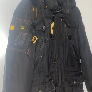 Vinter jacka - Geographical Norway vinter jacka, storlek M passar även L, passform är lång men inte för lång, använd i 2 vintrar. Jackan säljes inte längre i denna modellen köpt som ny för 5000kr priset går att diskutera 