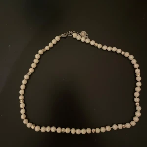 Pärlhalsband - Jättefint pärlhalsband som är som längst 48,5 cm och kortast 44,5 cm💕 vet ej vad det är för material