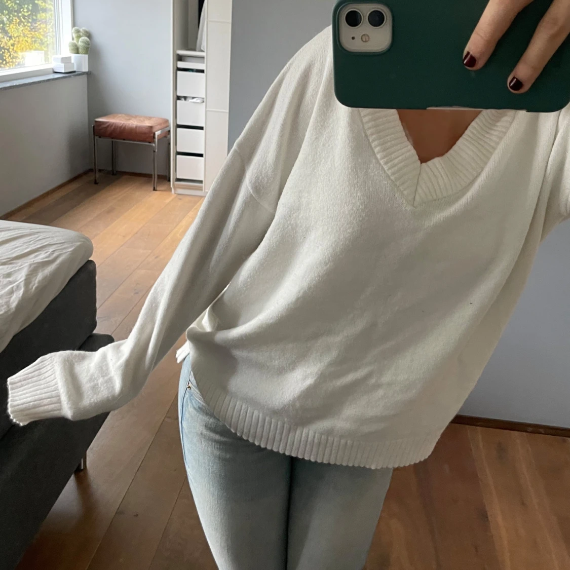 Vit stickad, ribbade ärmar, V-ring - 90