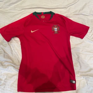 Portugal Tröja 2018 - Tjena säljer min feta Portugal fotbollströja i väldigt fint skick. Den är från 2017/18 säsongen och är självklart äkta. 