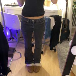 Svarta lowwaist jeans från Gina tricot 