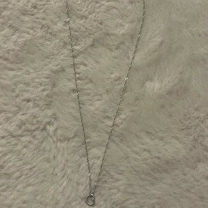 Silverhalsband  - Säljer äkta silverhalsband med ett litet hjärta, kan gå ner i pris. 