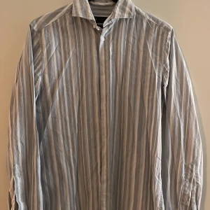 Skjorta från Riley  - Randning skjorta från Riley. Medium, slimfit. Använd 2-3 gånger