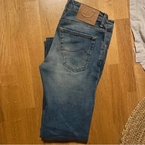 Jacob Cohen Jeans - Jacob Cohen jeans i nyskick, modell 682. Slitningarna är från fabrik då detta par är limited edition. Nypris 6000.