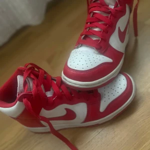 Nike skor - Nike skor, Dunk high i röd och vita Rätt nya men används inte längre. Storlek 38/38,5 