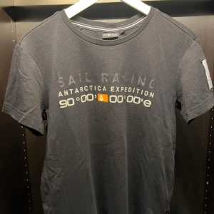 Svart Sail Racing T-shirt - Svart Sail Racing T-Shirt i strl S. Skick 9/10.
