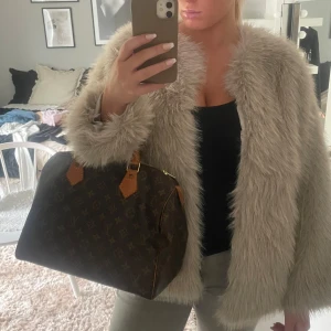 Pälsjacka - Säljer denna fina pälsjacka från Warehouse i storlek 8 (S) men sitter lite större. Använd få gånger så är som ny. 🤎Perfekt till vintern