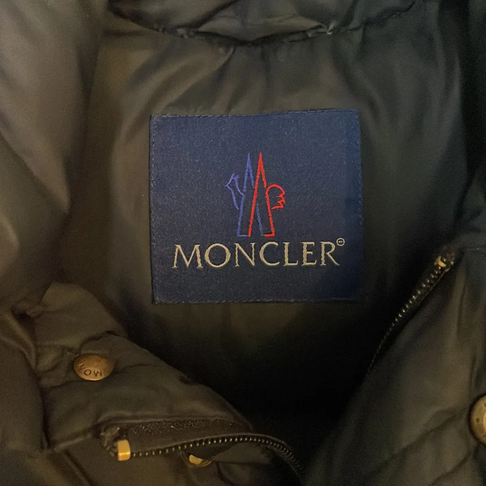 En fet Moncler väst bra nu till hösten, pris kan sänkas vid snabb affär. Jackor.