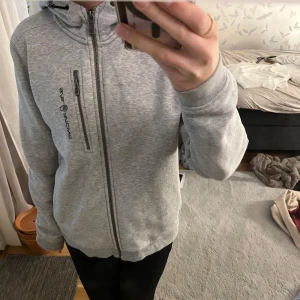 Sail Racing Hoodie - Säljer denna sail racing hoodie då den ej kommer till användning längre! Väldigt snygg och skön den är i storlek 170cm som motsvarar ungefär S