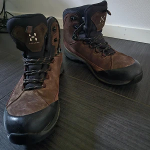 Haglöfs kängor  - Använda två gånger, sen har dom bara stått. Smörjer in dom vid försäljning. 