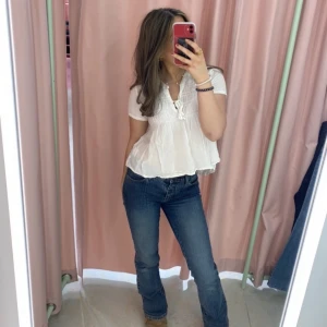 Vit blus - Vit blus supersöt köpt second hand, pris 100kr🎀passar xs/s