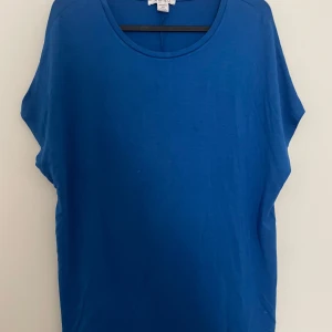 Finare t-shirt, kortare ärmar - Väldigt fin kungsblå lite tjockare material t-shirt. Kortare ärmar sitter jätte fint. Använt nån gång bara.