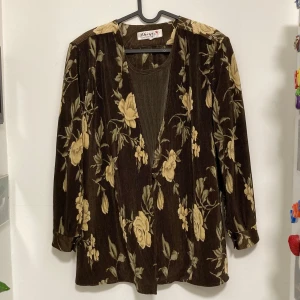Vintage blus  - Vintage kostymliknande blus, insydd tröja innanför. Tunna axelvaddar, går såklart att sprätta bort om man vill. I använt skick, lite nopprig på vissa ställen (se sista bilden). Finns ingen storlek men detta är måtten längd: 73cm, ärmen 57cm🌼