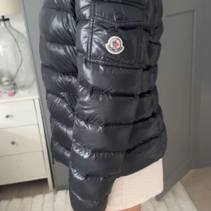 Jätte fin moncler jacka till salu - As snygg vinter jacka från moncler perfekt till vintern och håller än varm  Den är knappast använda ser väldigt ny ut inga difekter❤️.