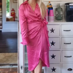 Fin sidenklänning - Snygg rosa sidenklänning från ginatricot i strl 34, är i använt skick (några maskor från siden är synliga efter väska se bild 3) 