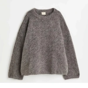 Stickad tröja hm  - Stickad tröja från HM i mohair, nypris 700/800 Funkar mig som har S/M  BUDA INTE JAG SÄLJER INTE UNDER 550