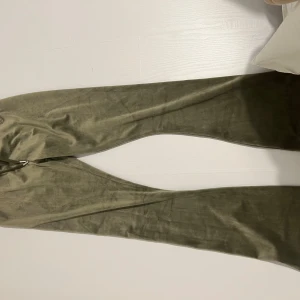 Juicy couture yoga byxor  - Säljer dessa helt nya byxor från juicy som sitter lite tightare än deras vanliga byxor, dessa är som boot cut storlek S