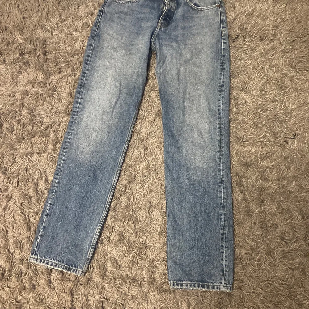 Jeans från zara som jag köpte på plick, men säljer dom nu eftersom jag inte tyckte dom passade mig. Skriv vid funderingar!💞 2 första bilderna är lånade‼️. Jeans & Byxor.