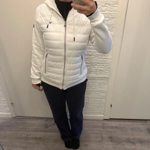 Tommy hilfiger cardigan  - Hej, säljer denna super snygga kvinnliga Tommy hilfiger cardigan i vit, den är i storlek S. Använd 1 gång och säljer då den inte kommer  till användning, ord pris runt 2500kr priset kan diskuteras.