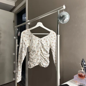 Långärmad tröja - Säljer denna söta långärmad topp med små blommor i storlek xs 