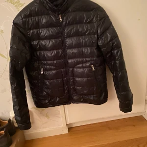 Svart dunjacka från Moncler - Säljer en snygg svart dunjacka perfekt för hösten/vintern. 100% äkta