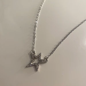 Halsband  - Ett fint halsband från Ur & Penn med en stjärna på. Har aldrig använt så är dom nytt💕