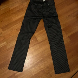 Kostymbyxor  - Svart/vit randiga kostymbyxor, Det står L men skulle säga att de passar S🥰 De går att ha mid waist eller low waits beror på hur du vill ha passformen! skriv om du har några funderingar💞
