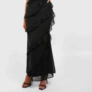 Svart Klänning Med Volanger 250:- - Klänningen ser precis ut som på bilden och är i toppskick. Jag säljer den för att den inte satt så bra på mig och det var nästan dyrare att skicka tillbaka den. Jag köpte klänningen för 387 kr + frakt på Boohoo. DM för mer info 😊