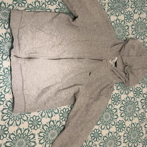 Lacoste kofta - Hej jag säljer denna Lacoste tröjan som är i nyskick och endast använd ett fåtal gånger. Storleken är 16 år men är väldigt liten i storleken.
