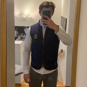 Morris Väst - Riktigt stilig Morrisväst i mycket bra skick utan defekter. Passar att ha skjorta eller vanlig tröja under. Såklart är den äkta men jag har tagit bild på lapparna så att du också ska kunna checka. Nypris 2000kr mitt pris 895kr
