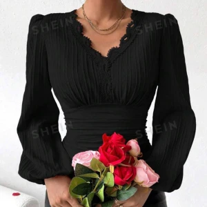 Blus  - Säljer denna fina blus då den tyvär inte kommer till användning! Kom privat för egna bilder 🩷